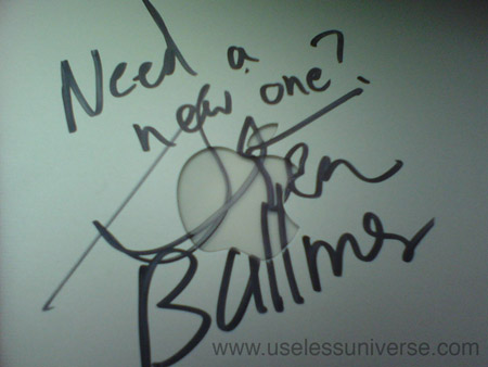 Steve Ballmer plasma su firma en una MacBook Pro 3