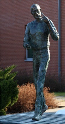 Desvelan una estatua de Steve Jobs con un iPhone en Budapest 3
