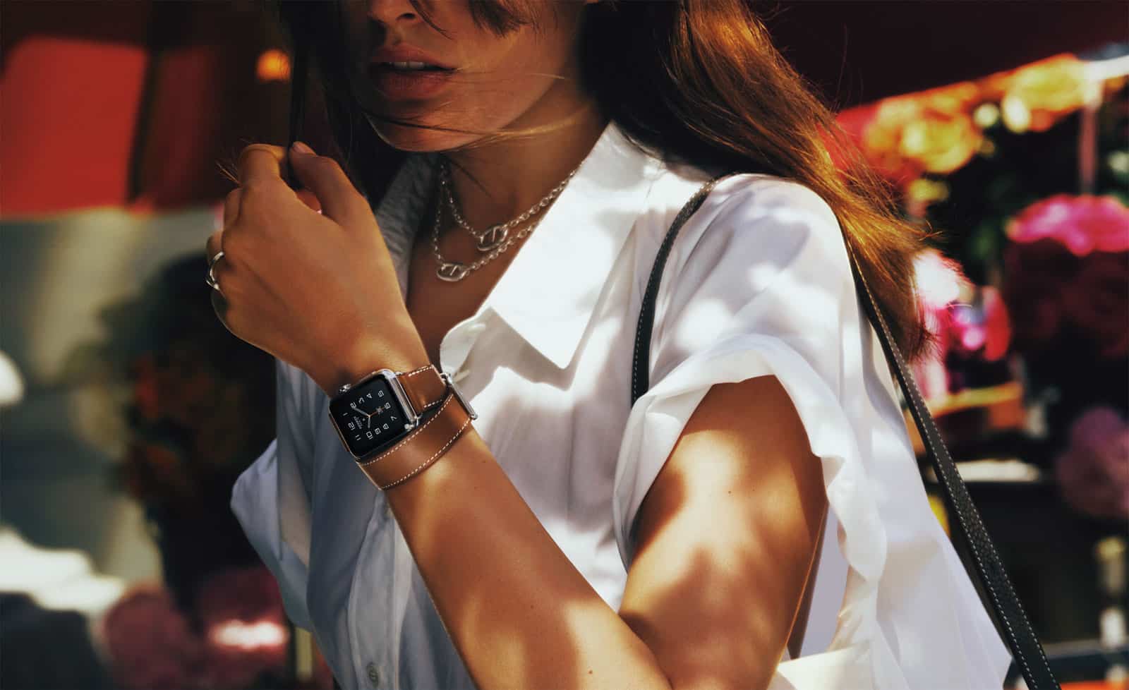 Mujer caminado con AppleWatch Hermes Double Tour